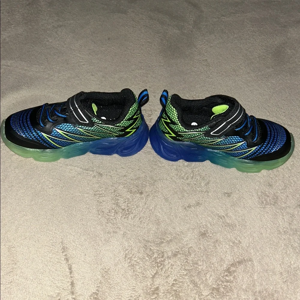 Athletic Works Light-Ups 💡 Kids Sneakers - Black, Blue, and Green Stripes - Picture 3 of 6